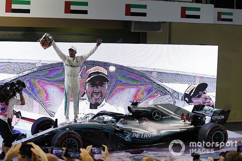 F1アブダビGP:波乱続出のレースを完全制圧。ハミルトンが今季11勝目