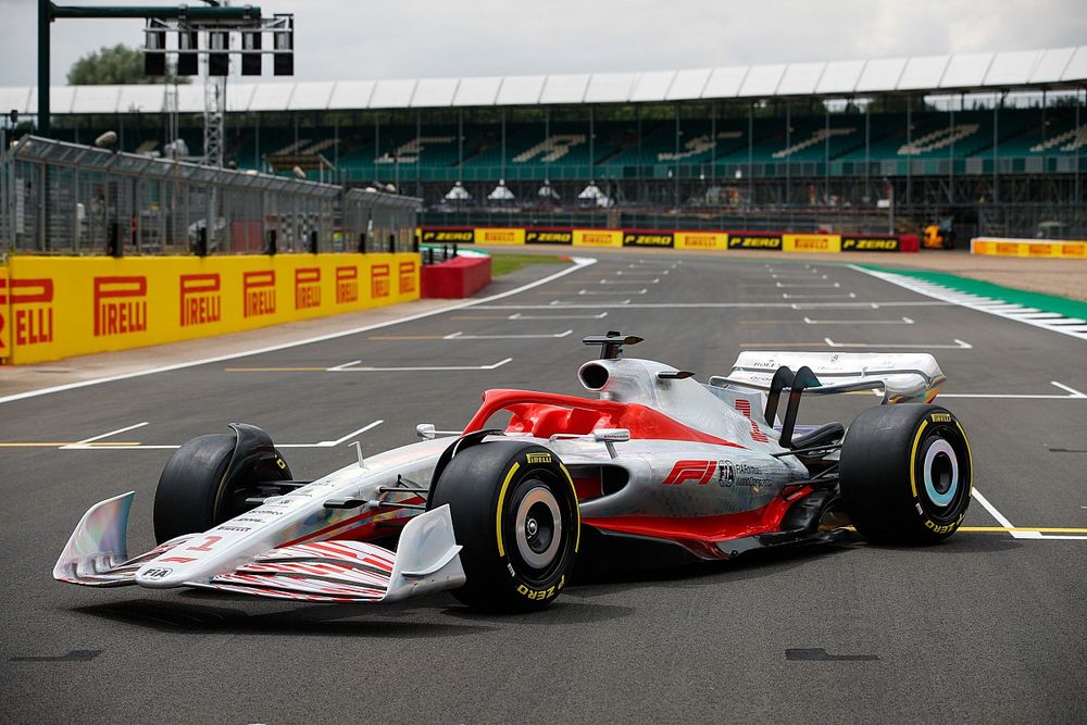 El coche de F&oacute;rmula 1 de 2022 en la parrilla de Silverstone