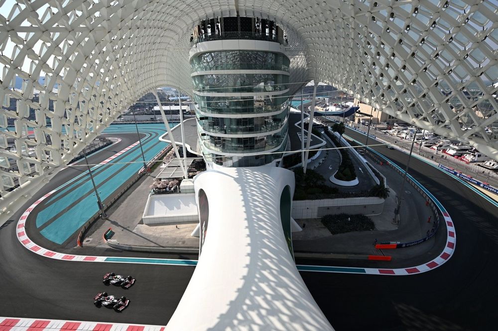 Kevin Magnussen, Haas VF-24, Nico Hulkenberg, Haas VF-24