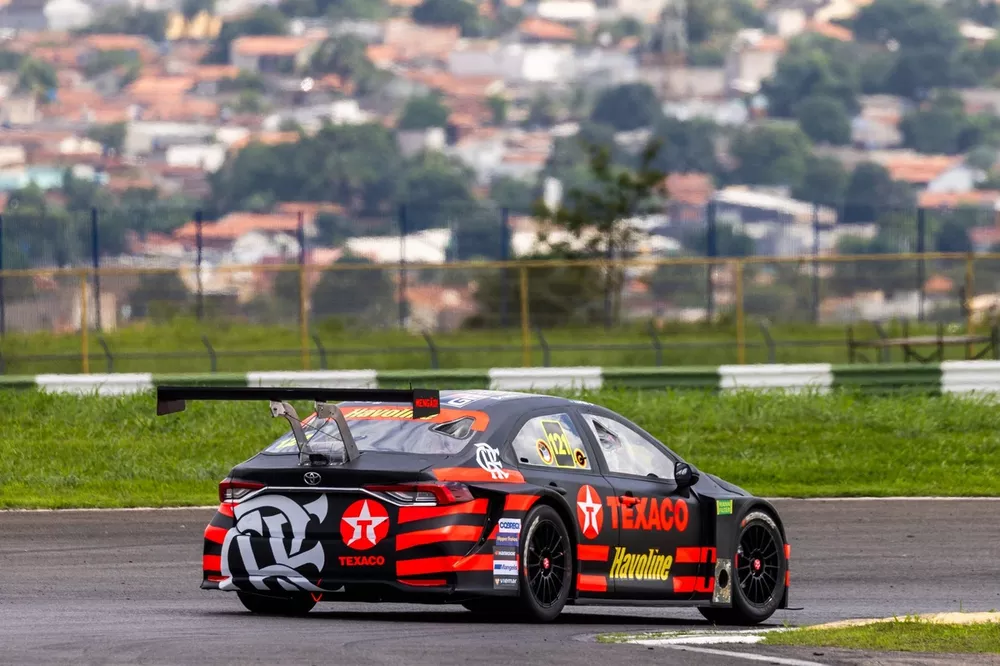 Felipe Baptista com carro com pintura do Flamengo