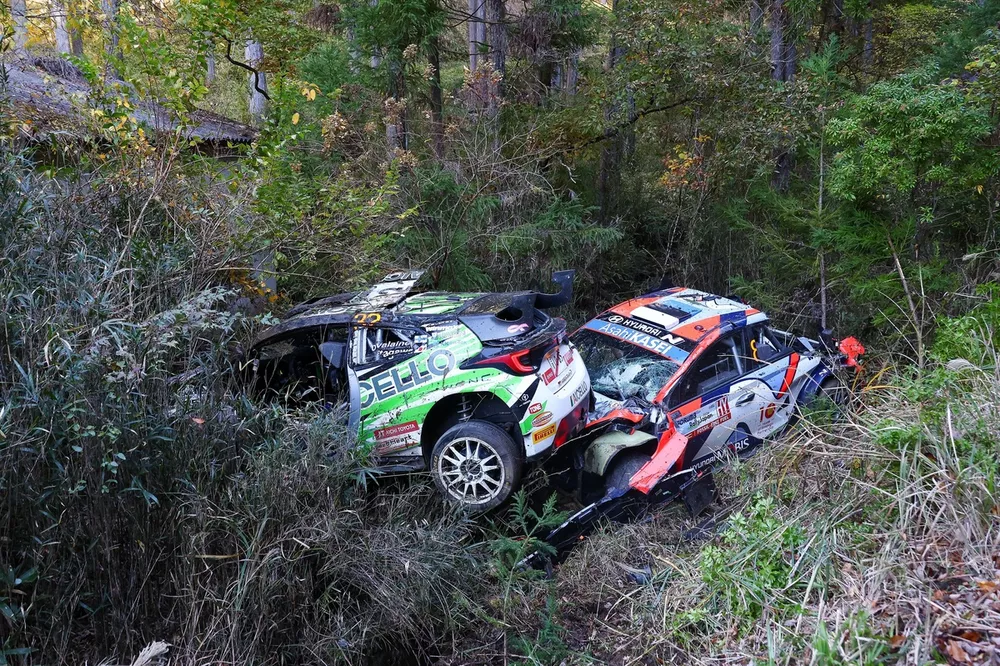 Heikki Kovalainen, Sae Kitagawa, Toyota GR Yaris Rally2, Ott T&auml;nak, Martin J&auml;rveoja, Hyundai World Rally Team Hyundai i20 N Rally1 after the crash