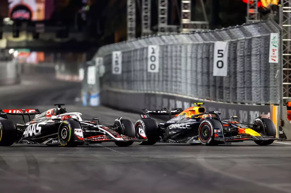 Sergio P&eacute;rez, Red Bull Racing RB20, Kevin Magnussen, Haas VF-24