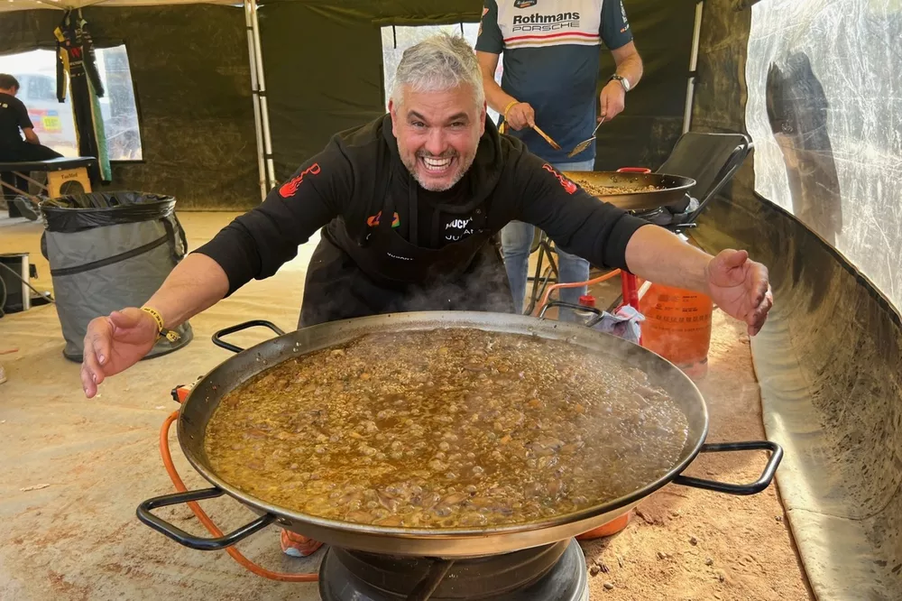La paella gigante dello chef stellato Nando Jubany, organizzata dal team spagnolo KH7