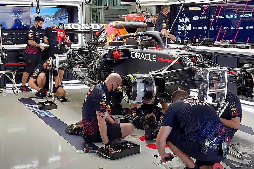 Max Verstappen, Red Bull Racing RB16B en el garaje