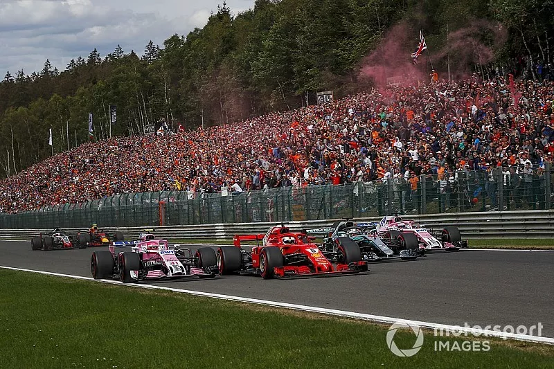 Esteban Ocon, Racing Point Force India VJM11, Sebastian Vettel, Ferrari SF71H, Lewis Hamilton, Mercedes AMG F1 W09 and Sergio Perez, Racing Point Force India VJM11 battle on lap one