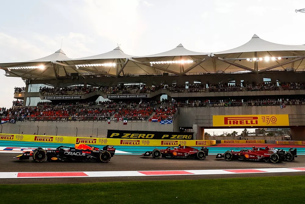 Sergio Perez, Red Bull Racing RB18, Charles Leclerc, Ferrari F1-75, Carlos Sainz, Ferrari F1-75