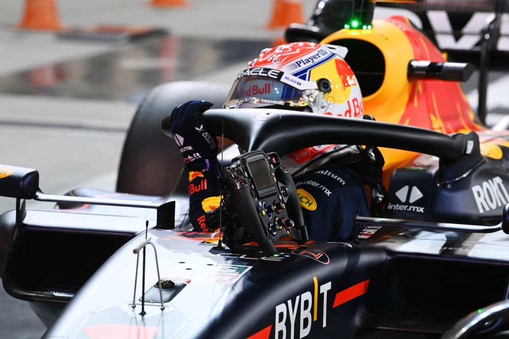 Max Verstappen, Red Bull Racing RB19, llega a Parc Ferme tras conseguir la pole