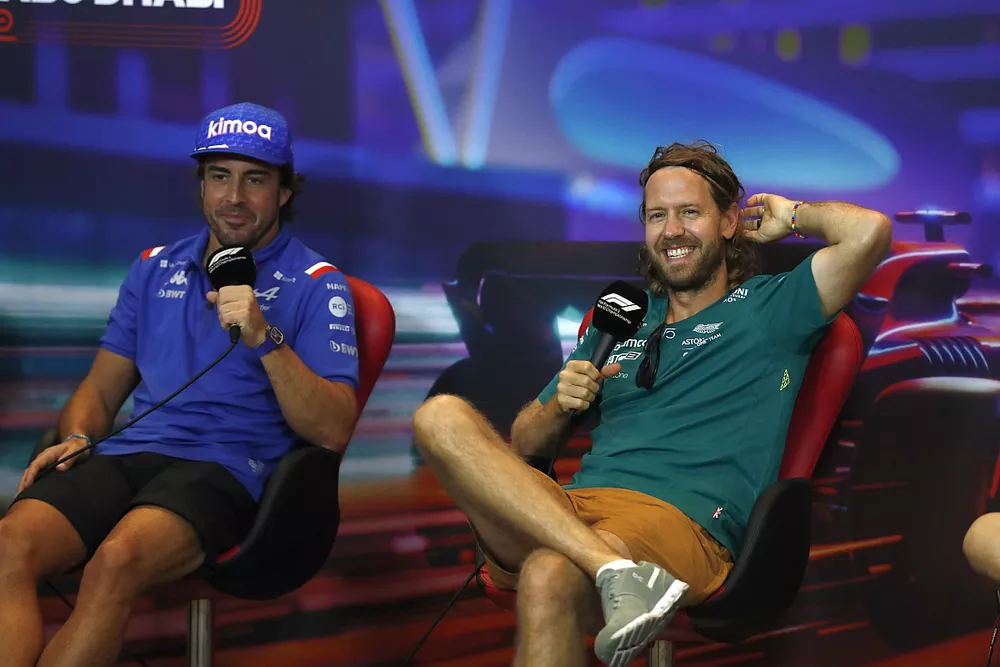 Fernando Alonso, Alpine F1 Team Sebastian Vettel, Aston Martin 