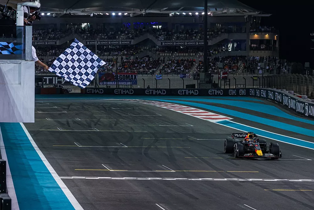 Le vainqueur Max Verstappen, Red Bull Racing RB18, prend le drapeau &agrave; damier
