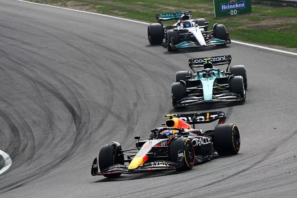 Sergio P&eacute;rez, Red Bull Racing RB18, Sebastian Vettel, Aston Martin AMR22, George Russell, Mercedes W13