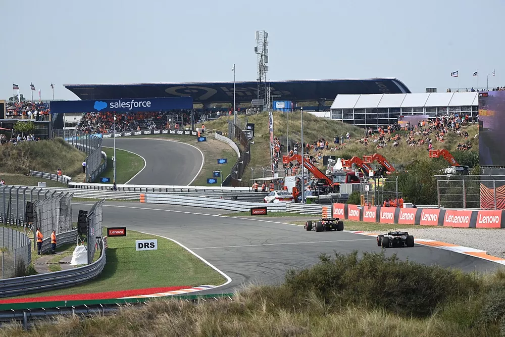 Sergio P&eacute;rez, Red Bull Racing RB18, Lando Norris, McLaren MCL36