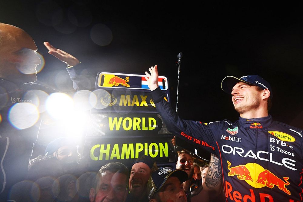 El ganador de la carrera y campeón del mundo de pilotos de F1 en 2022, Max Verstappen, de Red Bull Racing, celebra con su equipo
