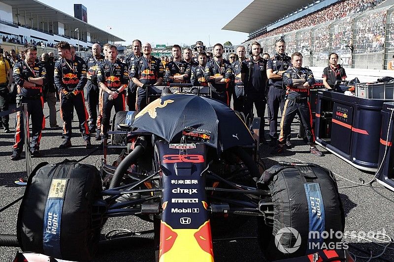 The mechanics for Max Verstappen, Red Bull Racing RB15, on the grid with his car