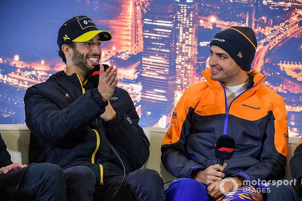 Daniel Ricciardo, Renault F1, en Carlos Sainz Jr., McLaren, in de persconferentie