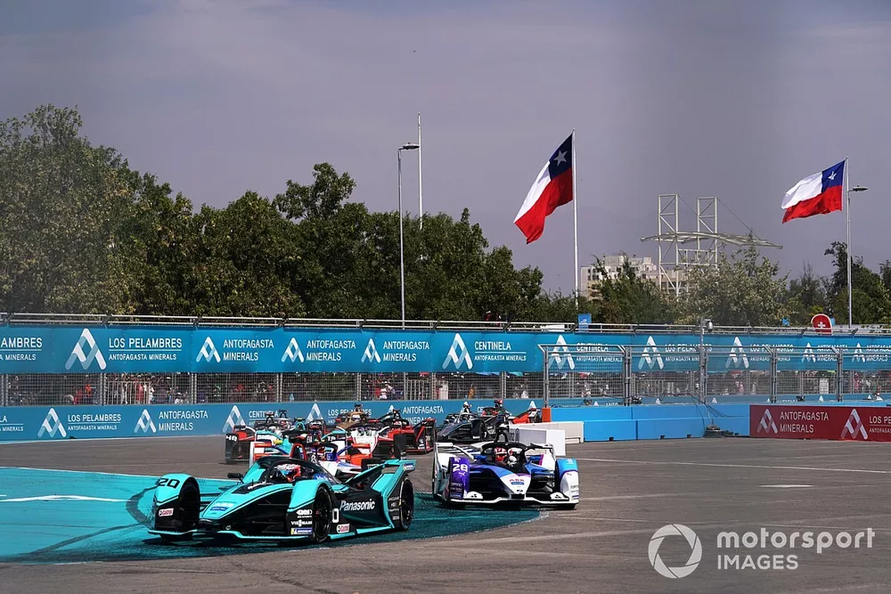 Mitch Evans, Jaguar Racing, Jaguar I-Type 4, Maximilian G&uuml;nther, BMW I Andretti Motorsports, BMW iFE.20, at the start of the race