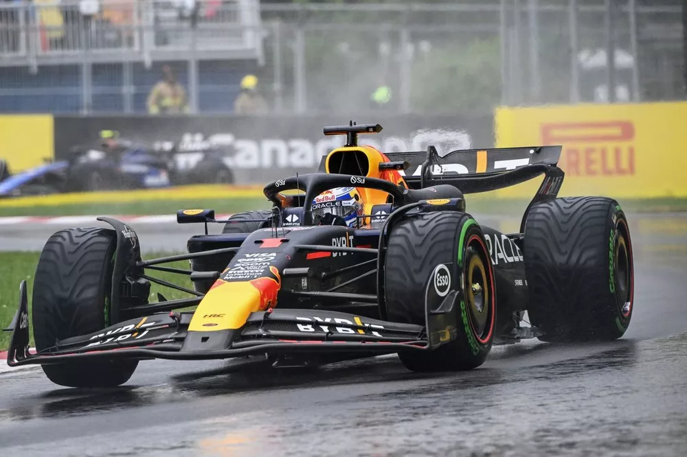 Max Verstappen, Red Bull Racing RB20, heads to the grid