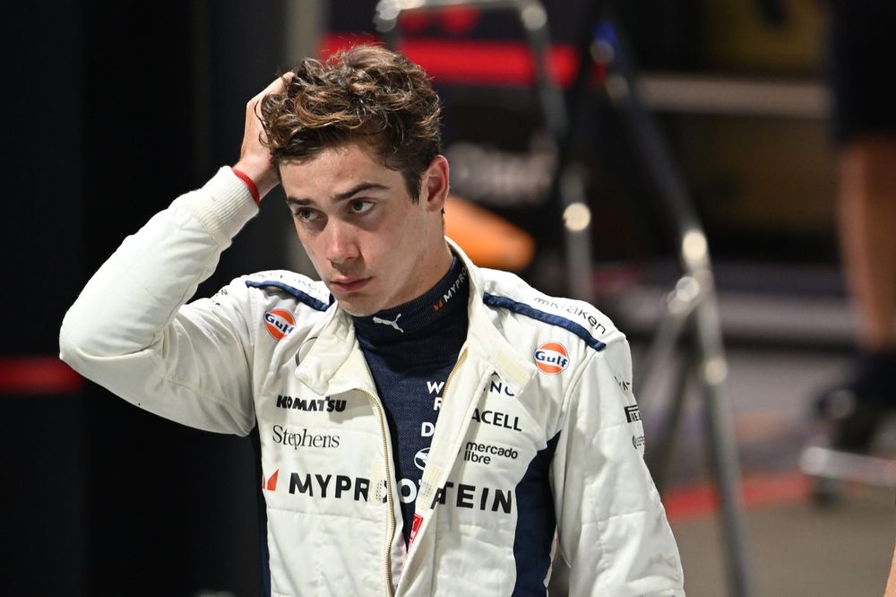 Franco Colapinto, Williams Racing, caminha pelos boxes