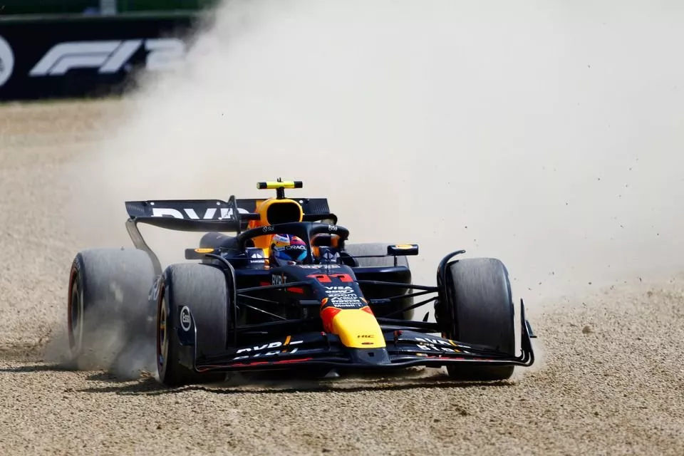 Sergio Pérez, Red Bull Racing RB20, se sale de la pista a la grava