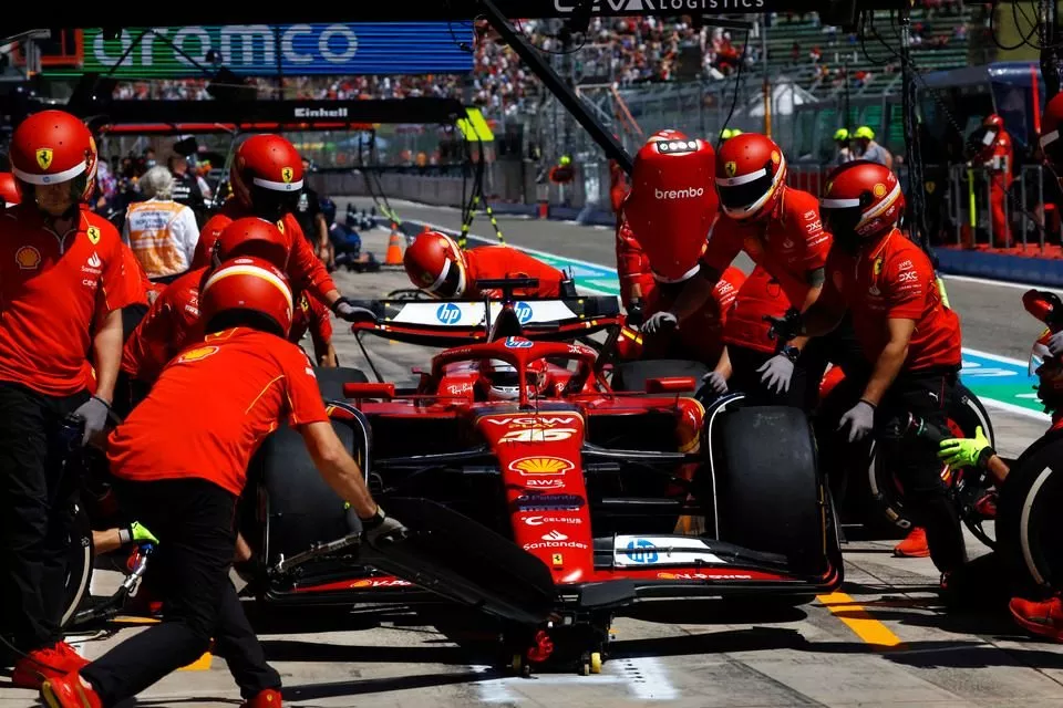 De Scuderia Ferrari pitcrew voert een pitstop uit op de auto van Charles Leclerc, Ferrari SF-24 