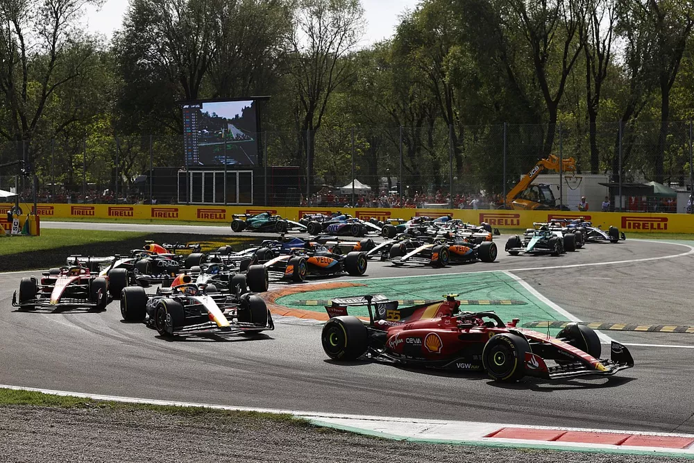 Carlos Sainz, Ferrari SF-23, Max Verstappen, Red Bull Racing RB19, Charles Leclerc, Ferrari SF-23, George Russell, Mercedes F1 W14, the rest of the field at the start
