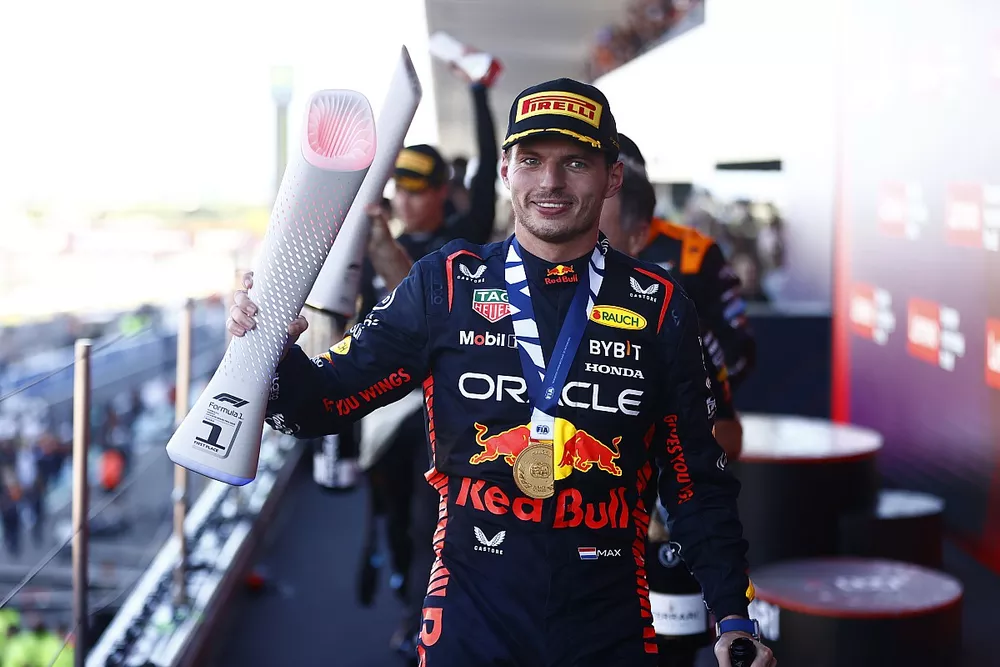 Max Verstappen, Red Bull Racing, 1&ordf; posici&oacute;n, abandona el podio con su trofeo. 