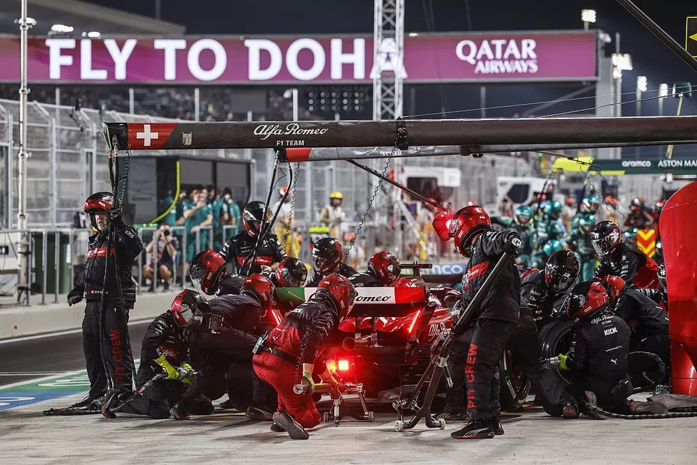 Valtteri Bottas, Alfa Romeo C43, in the pits