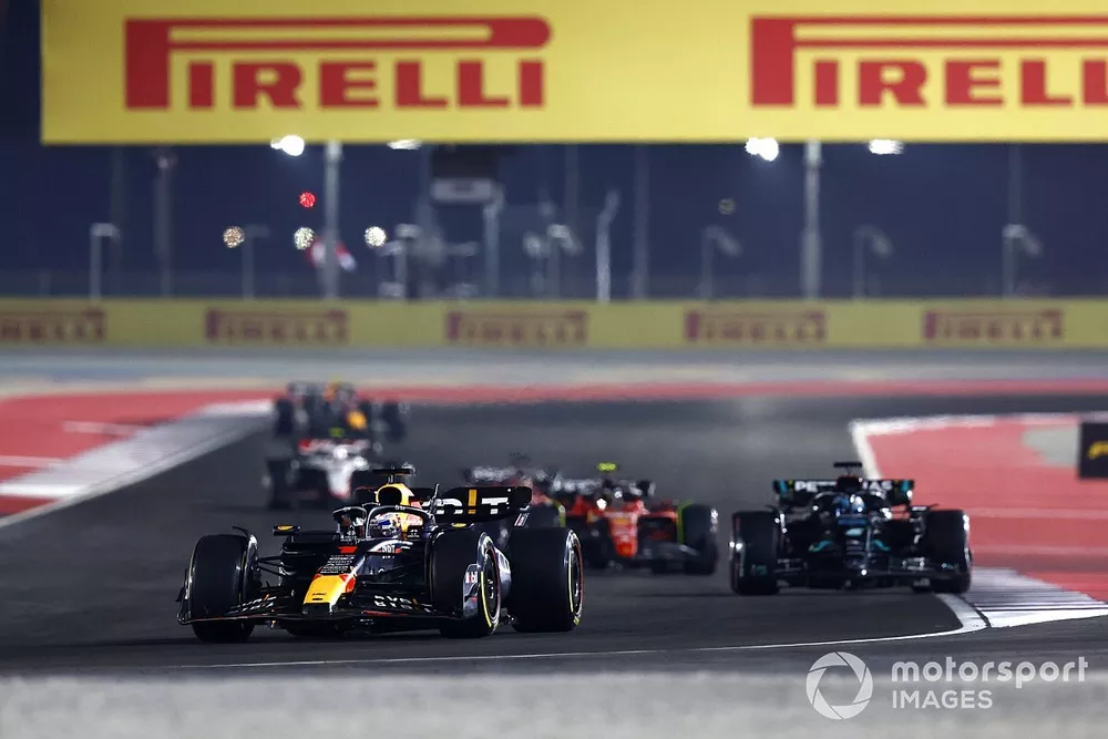 Max Verstappen, Red Bull Racing RB19, George Russell, Mercedes F1 W14