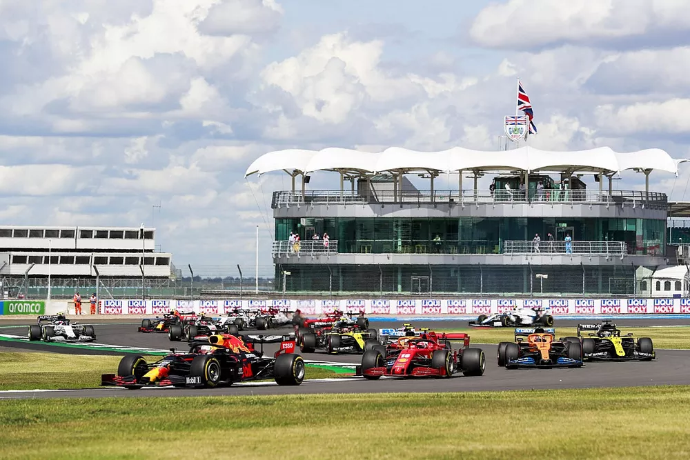 Max Verstappen, Red Bull Racing RB16, Charles Leclerc, Ferrari SF1000, Carlos Sainz Jr., McLaren MCL35, Daniel Ricciardo, Renault F1 Team R.S.20, and the remainder of the field on the opening lap