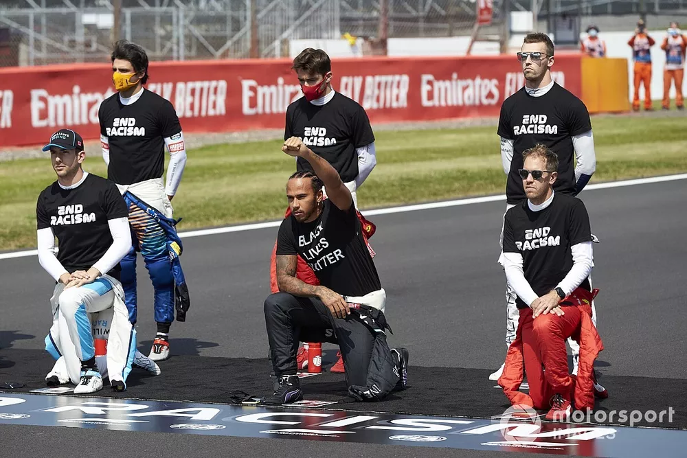 Carlos Sainz Jr., McLaren, Charles Leclerc, Ferrari, Daniil Kvyat, AlphaTauri, Nicholas Latifi, Williams Racing, Lewis Hamilton, Mercedes-AMG Petronas F1, Sebastian Vettel, Ferrari, de pie y de rodillas en apoyo de la campa&ntilde;a para el fin del racismo antes del comienzo