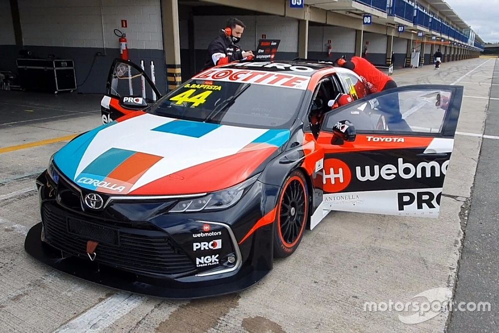 Toyota Corolla de Stock - carroceria de aço, capô dianteiro e quatro portas laterais com abertura convencional, como o carro de série