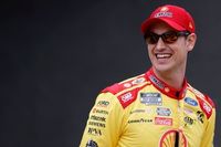 Joey Logano logra la pole en Daytona 500, Suárez a los Duelos