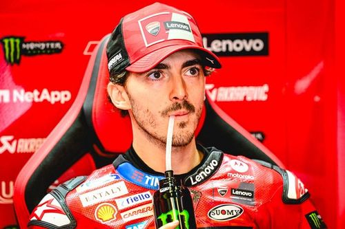 Bagnaia: "Un piloto no puede intentar adelantar a dos desde el piano"