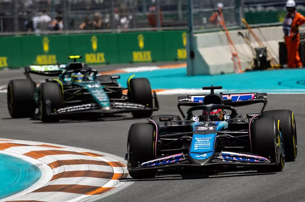 Esteban Ocon, Alpine A524, devant Fernando Alonso, Aston Martin AMR24