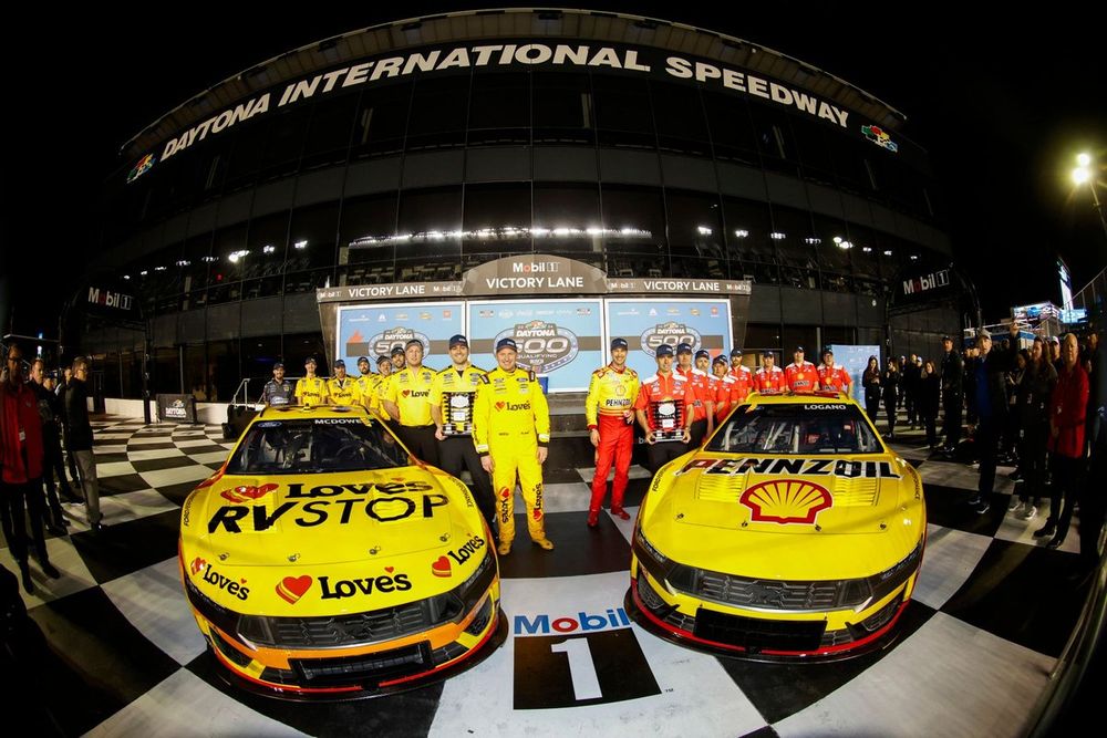 Ganador de la pole Joey Logano, Team Penske, Shell Pennzoil Ford Mustang, Michael McDowell, Front Row Motorsports, Love's Travel Stops Ford Mustang, arrancadores de la primera fila de la Daytona 500.