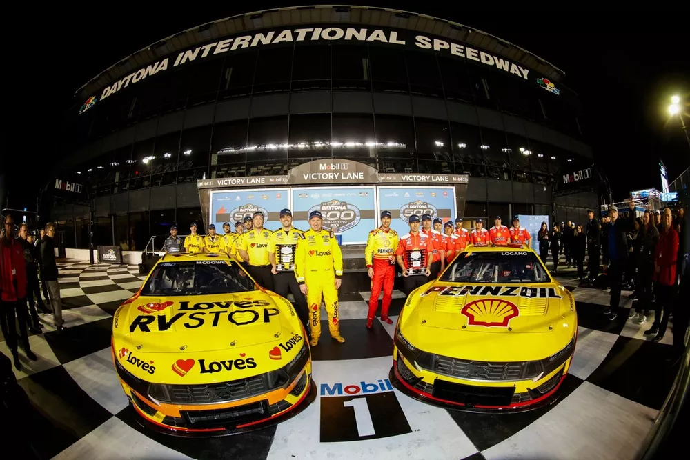 Pole winner Joey Logano, Team Penske, Shell Pennzoil Ford Mustang, Michael McDowell, Front Row Motorsports, Love's Travel Stops Ford Mustang, Daytona 500 Front Row starters