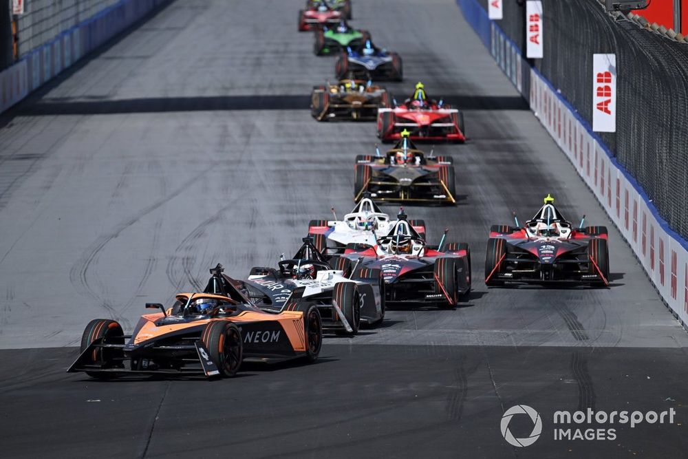 Sam Bird, NEOM McLaren Formula E Team, e-4ORCE 04, Mitch Evans, Jaguar Racing, Jaguar I-TYPE 6, Pascal Wehrlein, Porsche, Porsche 99X Electric Gen3