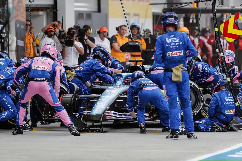Fernando Alonso, Alpine A522, en los boxes