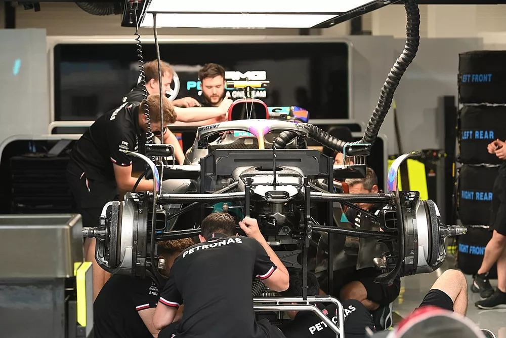 Detalle del frontal del Mercedes W13