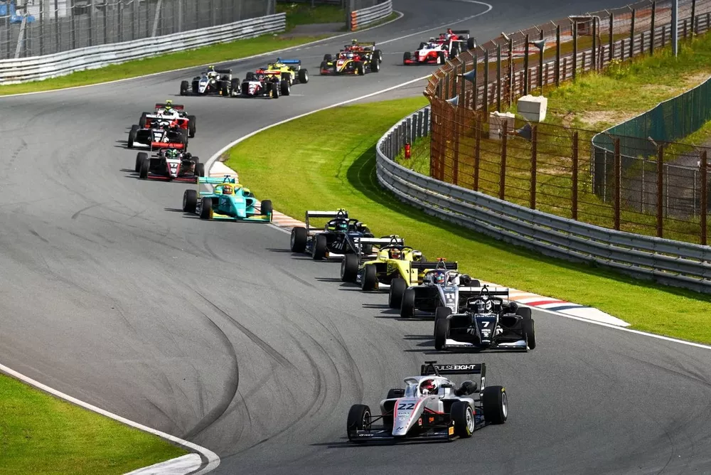 GB3-Race-2-Start-2-DSC_8621.JPG