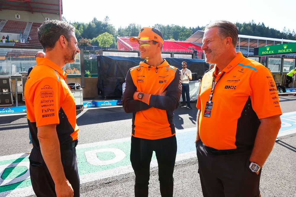 Andrea Stella, Lando Norris, Zak Brown, CEO, McLaren Racing, hablan despu&eacute;s de la carrera.
