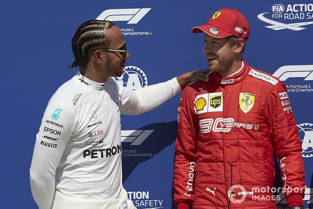 Los primeros clasificados Lewis Hamilton, Mercedes AMG F1, y el ganador de la pole Sebastian Vettel, Ferrari