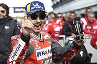 Lorenzo se lleva una pole frenética en Silverstone