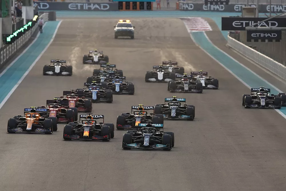Lewis Hamilton, Mercedes W12, Max Verstappen, Red Bull Racing RB16B, Sergio Perez, Red Bull Racing RB16B, Lando Norris, McLaren MCL35M, the rest of the field at the start