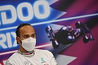 Hamilton diz que regras da F1 "não estão claras", apesar do longo briefing da FIA no Catar