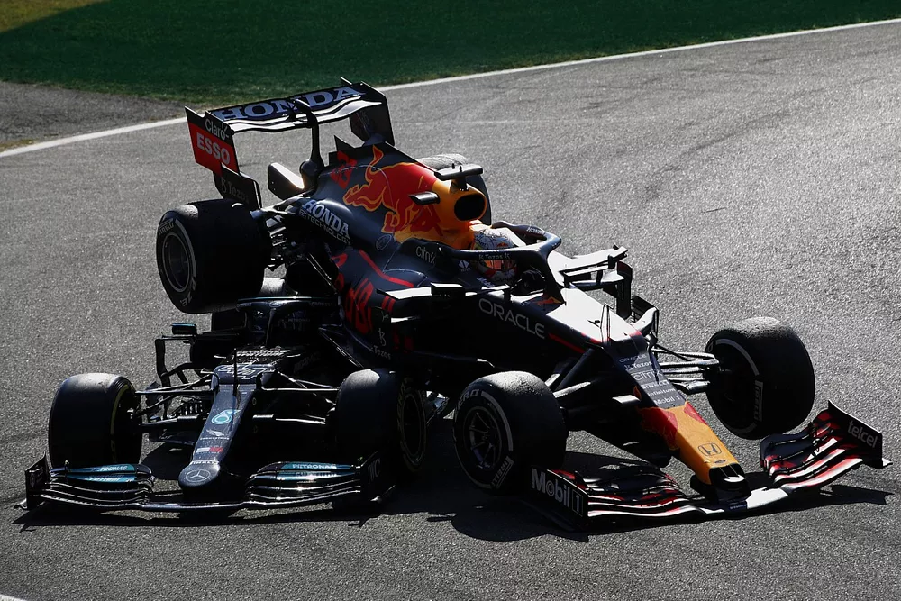 Le crash entre Lewis Hamilton, Mercedes W12, et Max Verstappen, Red Bull Racing RB16B