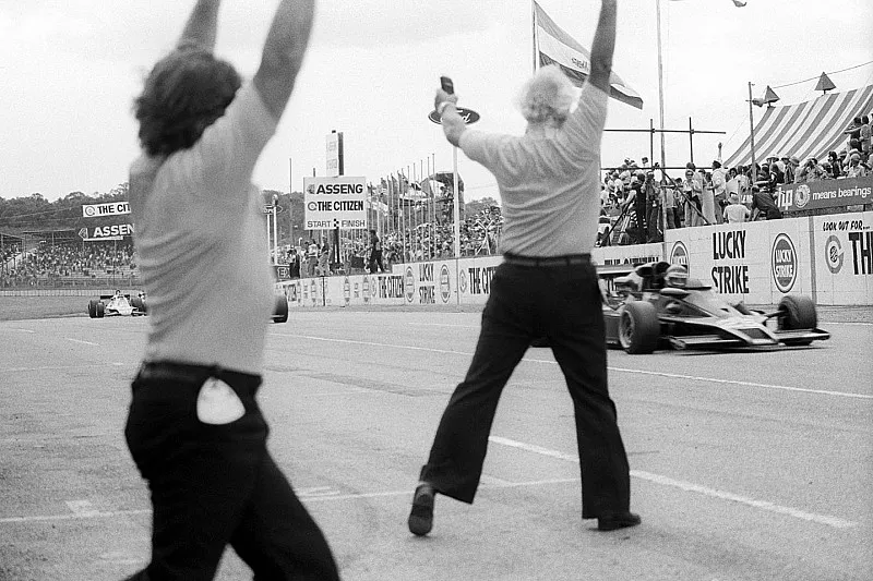 Colin Chapman, propri&eacute;taire de Lotus, f&ecirc;te la victoire de Ronnie Peterson, Lotus 78, au moment o&ugrave; il franchit la ligne d'arriv&eacute;e
