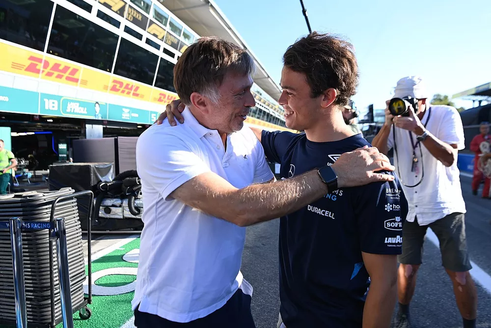 Jost Capito, PDG de Williams Racing, f&eacute;licite Nyck de Vries, Williams Racing, pour ses points d&egrave;s ses d&eacute;buts en F1