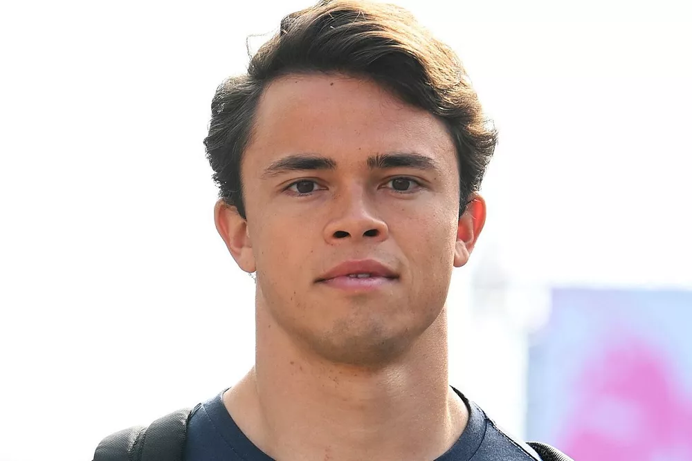 Nyck de Vries, piloto de pruebas y reserva de Mercedes AMG, llega a la pista
