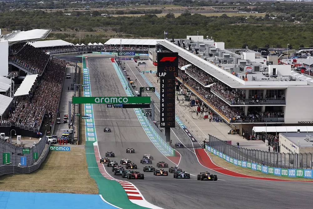 Max Verstappen, Red Bull Racing RB18, Carlos Sainz, Ferrari F1-75, Lewis Hamilton, Mercedes W13, George Russell, Mercedes W13, Lance Stroll, Aston Martin AMR22, Lando Norris, McLaren MCL36, el resto en la salida