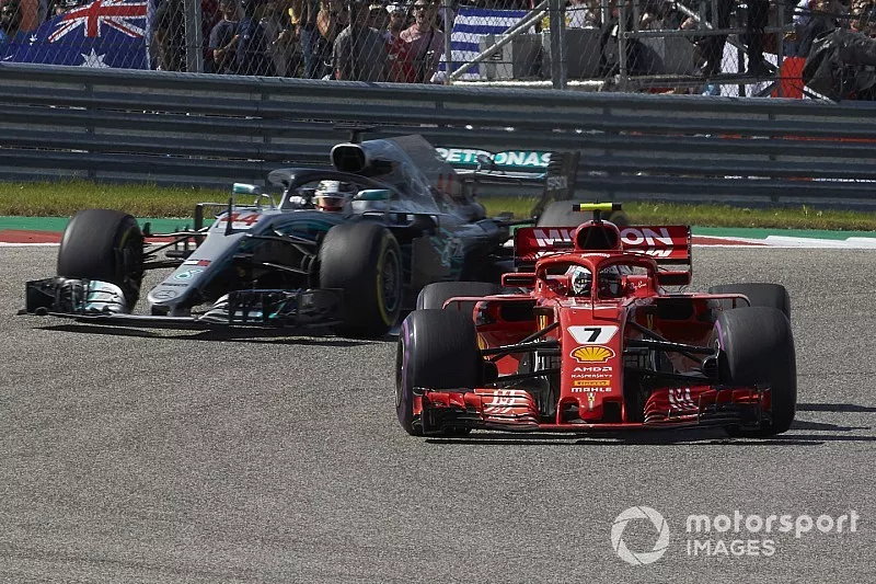 Kimi Raikkonen, Ferrari SF71H, y Lewis Hamilton, Mercedes AMG F1 W09 EQ Power+